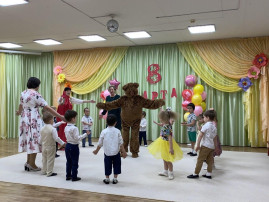 Утренник в средней группе, посвященный 8 Марта Утренник в средней группе, посвященный 8 Марта.